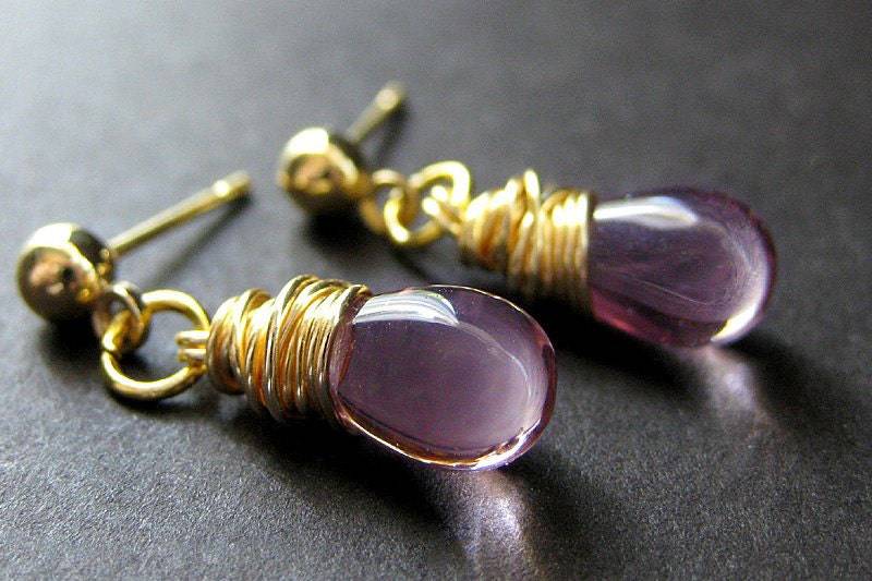 Lila Ohrringe Goldene Ohrstecker Mit Draht Gewickelt Klar Tropfen. Handmade Schmuck von TheTeardropShop