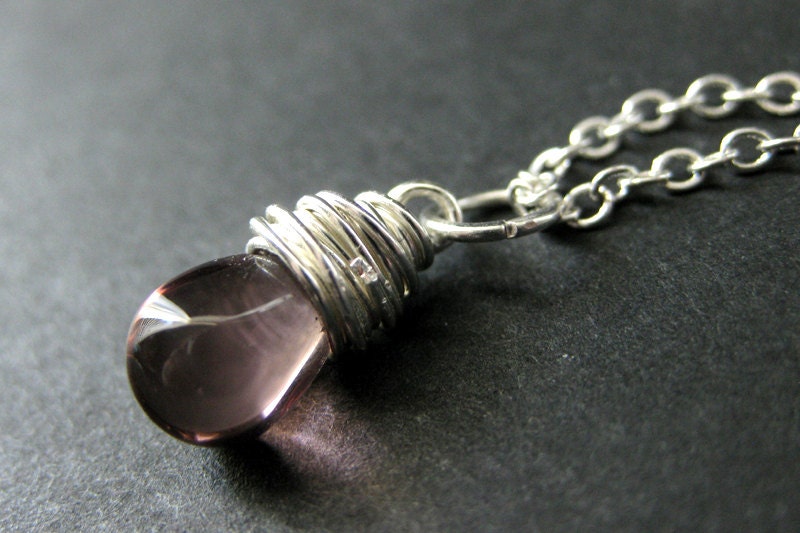 Lila Tropfen Halskette in Silber. Brautjungfer Schmuck. Draht Gewickelt Teardrop Anhänger. Handgemachte Halskette von TheTeardropShop