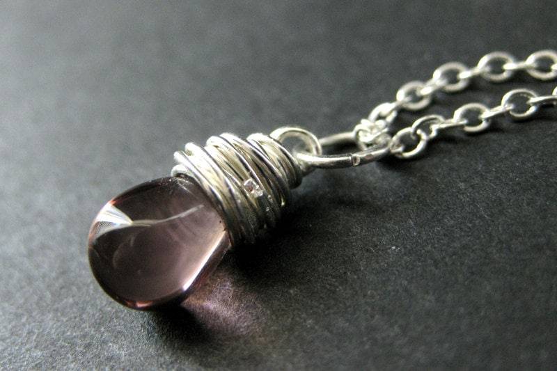 Lila Tropfen Halskette in Silber. Brautjungfer Schmuck. Draht Gewickelt Teardrop Anhänger. Handgemachte Halskette von TheTeardropShop