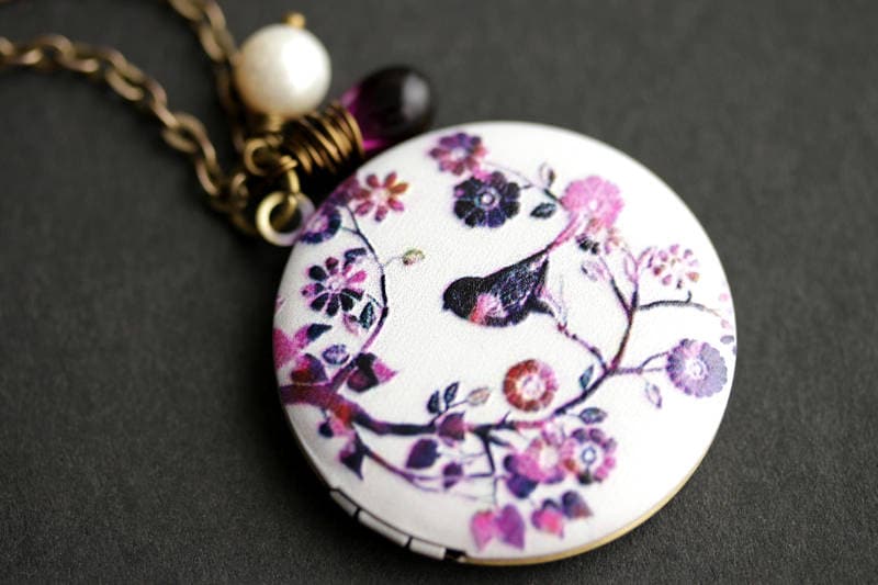 Lila Vogel Locket Halskette. Halskette Mit Teardrop Und Süsswasserperlen Charm. Handgemachte von TheTeardropShop