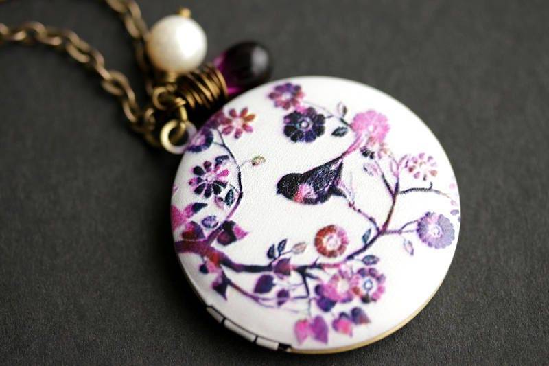Lila Vogel Locket Halskette. Halskette Mit Teardrop Und Süsswasserperlen Charm. Handgemachte von TheTeardropShop