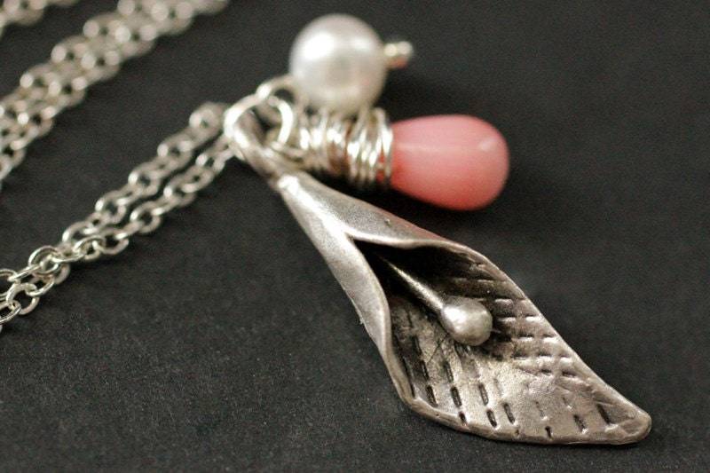 Lilie Halskette. Blumen Halskette Mit Korallentropfen Und Süßwasserperle. Silber Trompetenblumen-Halskette. Handgemachte Florale von TheTeardropShop