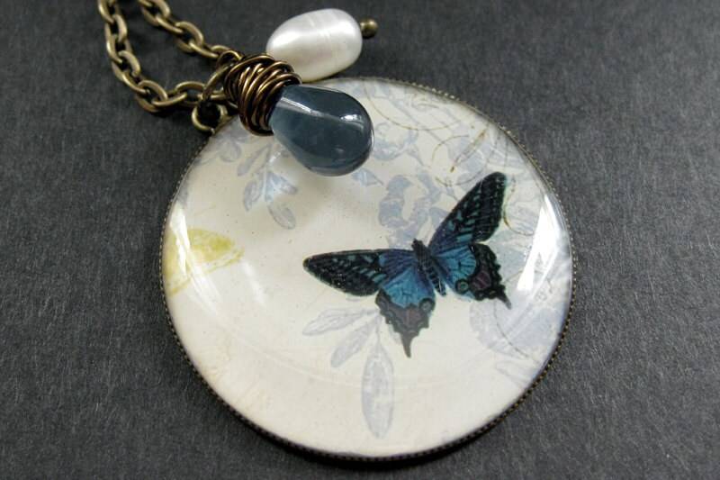 Mitternachtsblaue Schmetterlings-Halskette. Schmetterling Halskette Mit Dunkel Blau Träne Und Perle. Handmade Schmuck von TheTeardropShop