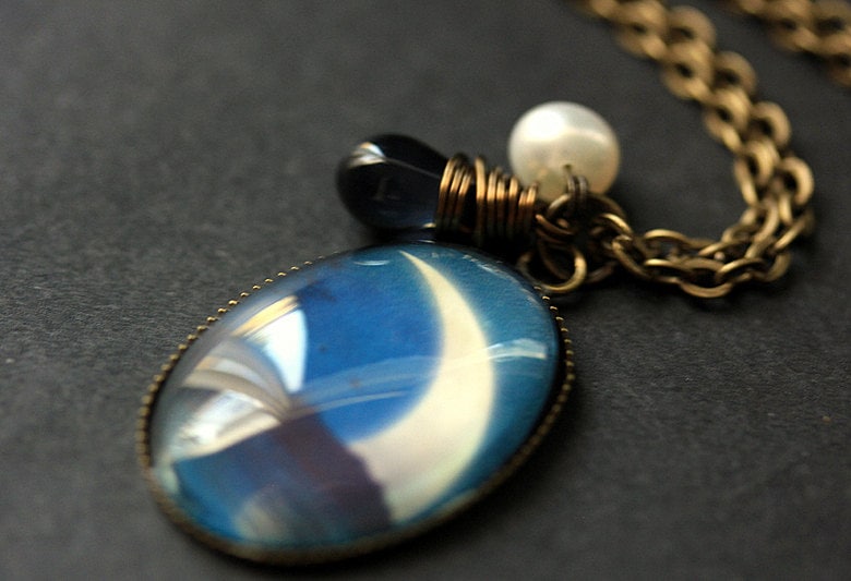 Mond Halskette. Halbmond Anhänger Mit Dunkelblauer Tropfenperle Und Perle. Charm Tragbare Schmuckkunst. Handmade Schmuck von TheTeardropShop