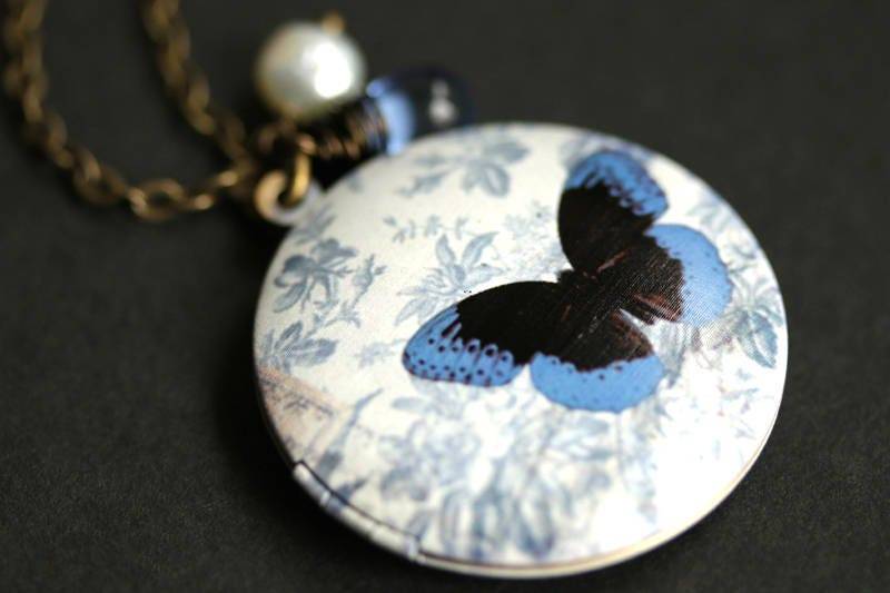 Morpho Schmetterling Medaillon Halskette. Blaue Halskette Mit Blauer Träne Und Süßwasser Perle Anhänger. Foto-Medaillon. Bronze Kette von TheTeardropShop