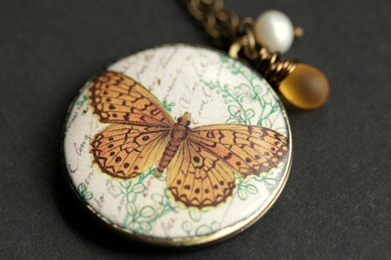 Motte Locket Halskette. Orangefarbene Mottenhalskette Mit Glastropfen Und Süßwasserperle. Bronze-Medaillon. Orange Handgemachte von TheTeardropShop