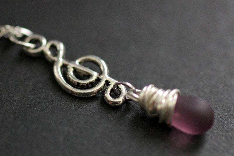 Musik-Halskette. Gefrostete Lila Teardrop Halskette. Violinschlüssel Note Halskette in Silber. Handmade Schmuck von TheTeardropShop
