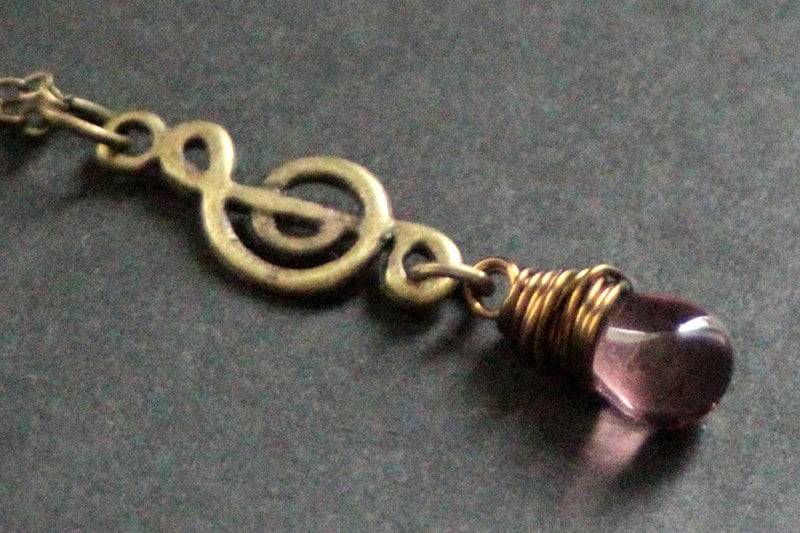 Musik-Halskette. Lila Tropfen Halskette. Violinschlüssel Note Halskette in Bronze. Handmade Schmuck von TheTeardropShop