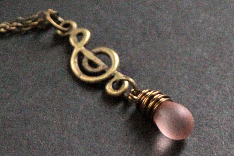Musik-Halskette. Note Halskette. Gefrostete Rosa Teardrop Violinschlüssel Halskette in Bronze. Handmade Schmuck von TheTeardropShop