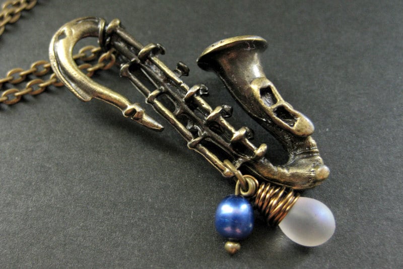 Musik-Halskette. Saxophon Halskette. Bettelkette Mit Süsswasserperle Und Glastropfen. Handmade Schmuck von TheTeardropShop