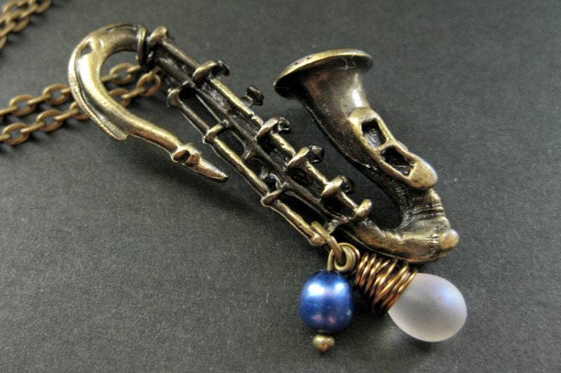 Musik-Halskette. Saxophon Halskette. Bettelkette Mit Süsswasserperle Und Glastropfen. Handmade Schmuck von TheTeardropShop
