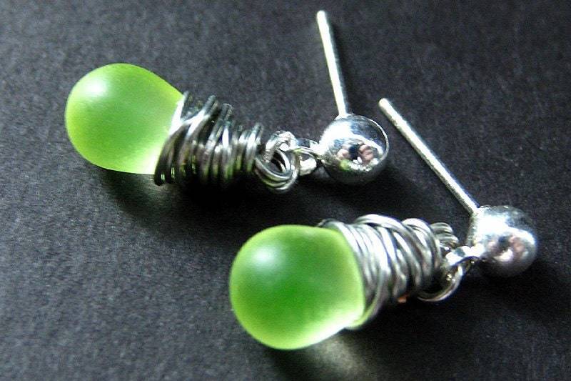 Neon Grün Ohrringe. Silber Ohrstecker. Zitrone Limette Gefrostete Glastropfen Baumeln Handmade Schmuck von TheTeardropShop