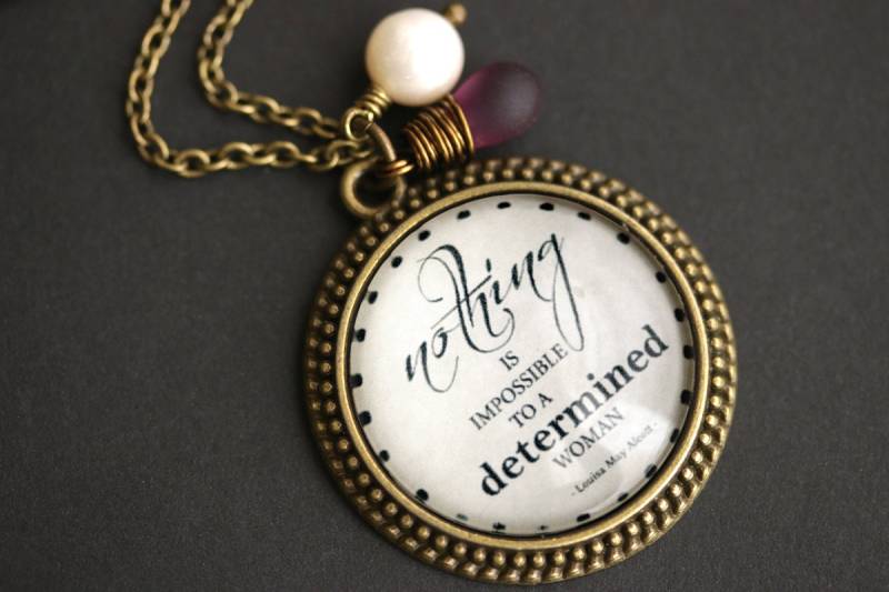 Nichts Ist Unmöglich Für Eine Entschlossene Frau Halskette. Louisa May Alcott Zitat Halskette Mit Glastropfen Und Süßwasserperle von TheTeardropShop