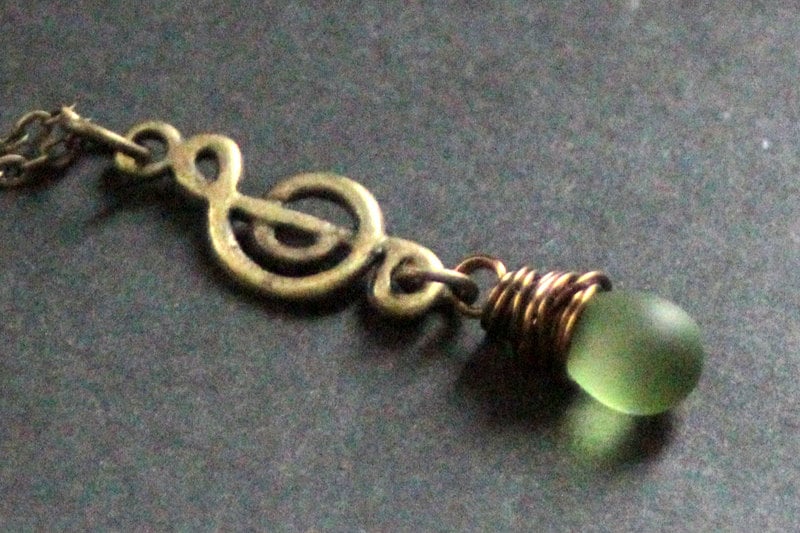 Note Halskette. Violinschlüssel Bewölkt Grün Teardrop Musik Halskette in Bronze. Handmade Schmuck von TheTeardropShop