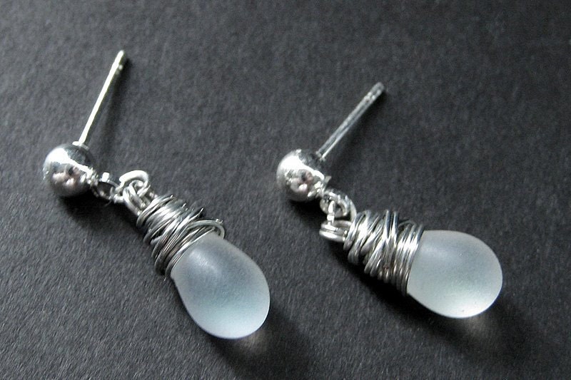 Ohrringe Draht Gewickelt White Frost Hängeohrringe. Ohrstecker in Silber. Handmade Schmuck von TheTeardropShop