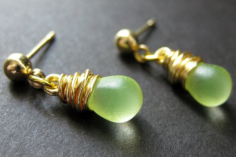 Ohrringe Gold Ohrstecker Mit Draht Gewickelt Frosted Glastropfen. Handmade Schmuck von TheTeardropShop