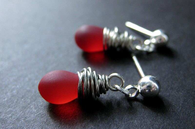Ohrstecker Draht Gewickelt Frosted Rubin Rot Teardrop Ohrstecker in Silber. Handmade Schmuck von TheTeardropShop