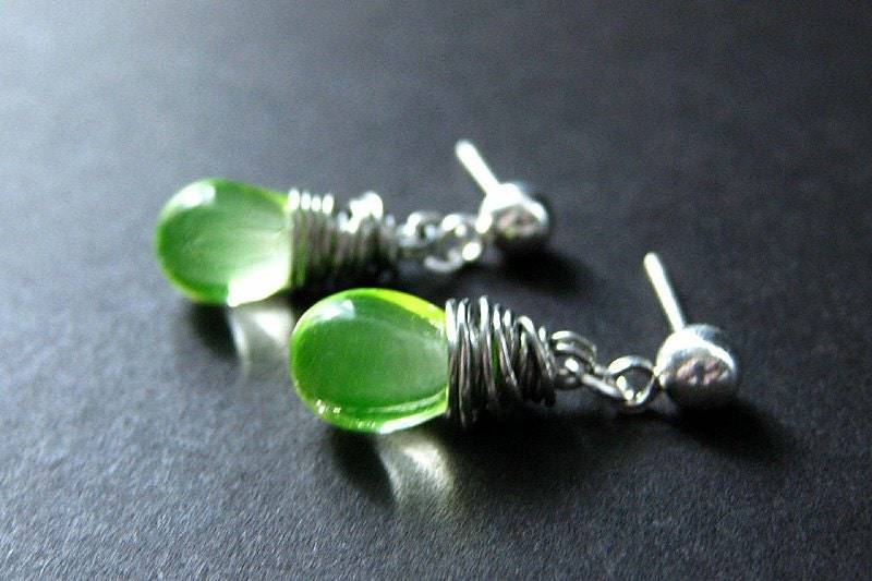 Ohrstecker Silberdraht Gewickelt Berg Tau Farbige Glas Teardrop Ohrstecker. Handmade Schmuck von TheTeardropShop