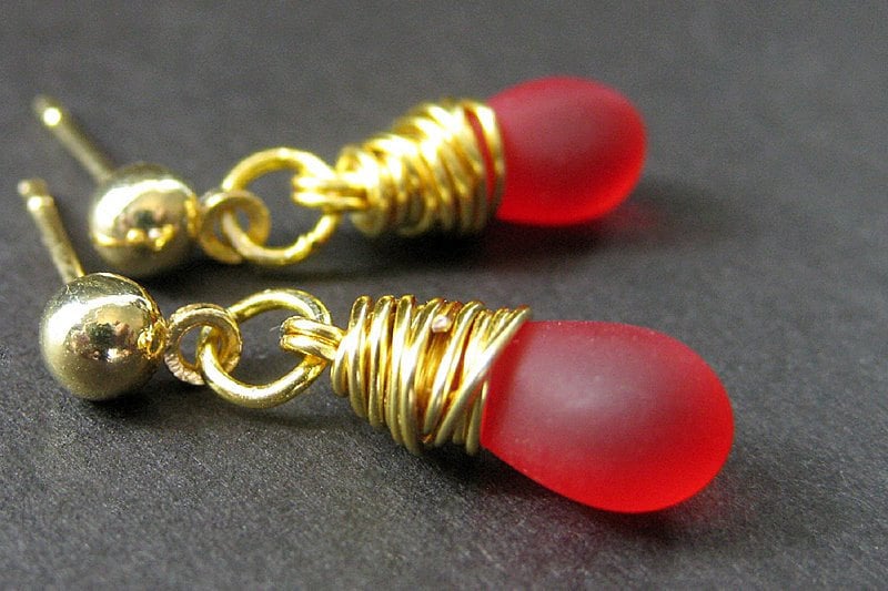 Ohrstecker. Draht Gewickelt Wolkenapfel Rote Hängeohrringe. Post Ohrringe in Gold. Handmade Schmuck von TheTeardropShop