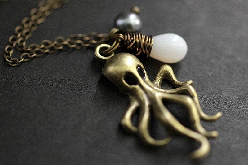 Oktopus Halskette. Bronze Bettelkette Mit Grauer Süsswasserperle Und Weißer Träne. Handmade Schmuck von TheTeardropShop