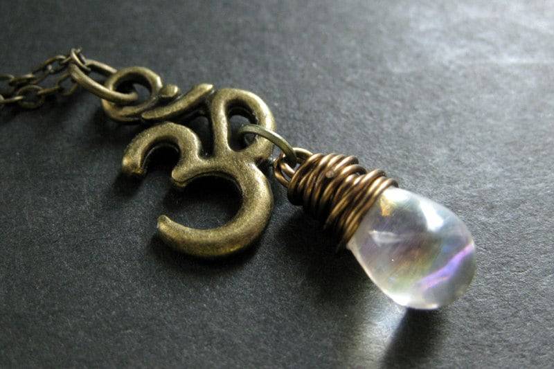 Om Halskette in Bronze. Yoga-Halskette. Klare Teardrop-Halskette. Ohm-Halskette. Yoga-Schmuck. Handmade Schmuck von TheTeardropShop