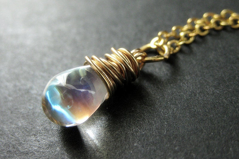 Opalisierende Klare Halskette. Teardrop Halskette Wire Wrapped in Gold. Brautjungfer Schmuck. Handgemachte von TheTeardropShop