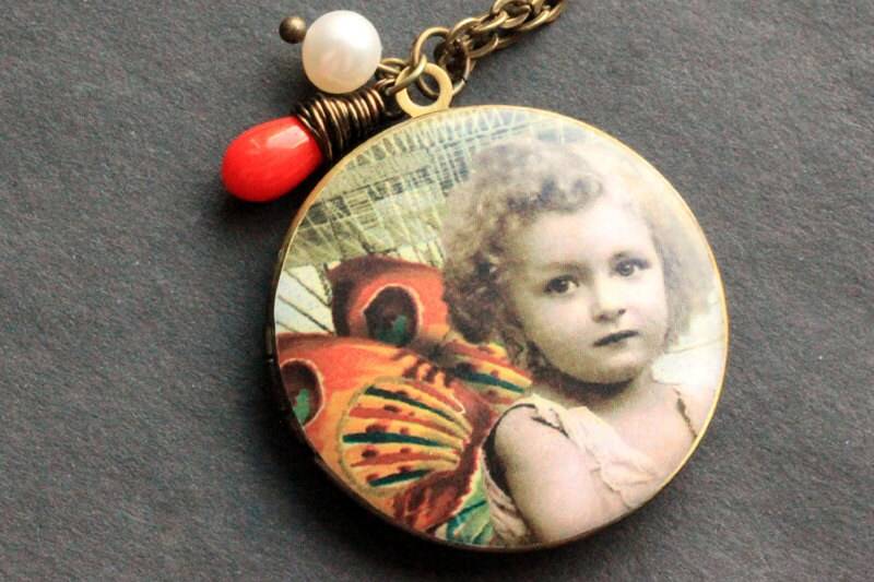 Orange Fee Halskette Medaillon Mit Koralle Tropfen Und Perle. Handmade Schmuck von TheTeardropShop