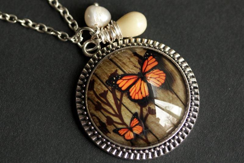Orange Schmetterling Halskette Monarchfalter Anhänger Mit Süsswasserperle Und Beige Träne. Halskette. Handgemachte von TheTeardropShop