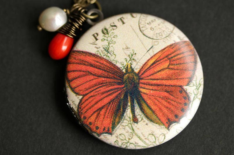 Orange Schmetterling Locket Halskette. Halskette Mit Korallen Teardrop Und Süsswasserperle. Bronze-Medaillon von TheTeardropShop