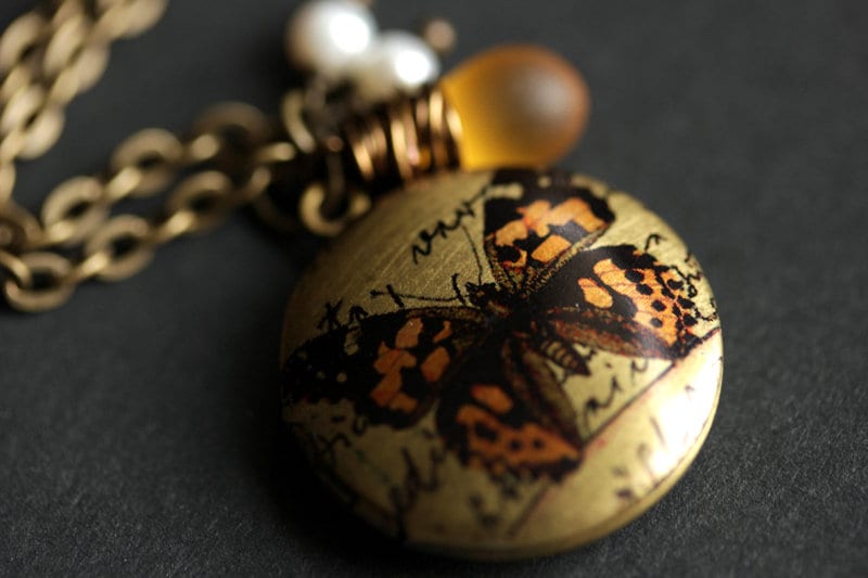 Orange Schmetterling Locket Halskette. Honig Halskette Mit Gefrostetem Honigtropfen Und Süßwasserperle. Handarbeit J von TheTeardropShop
