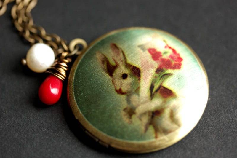 Osterhase Halskette. Kaninchen Locket Türkis-Rote Halskette Mit Roter Korallen-Tropfen Und Perle. White Rabbit von TheTeardropShop