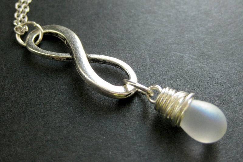 Pale Frost Teardrop Anhänger Halskette. Draht Gewickelt Silber Infinity Handmade Schmuck von TheTeardropShop