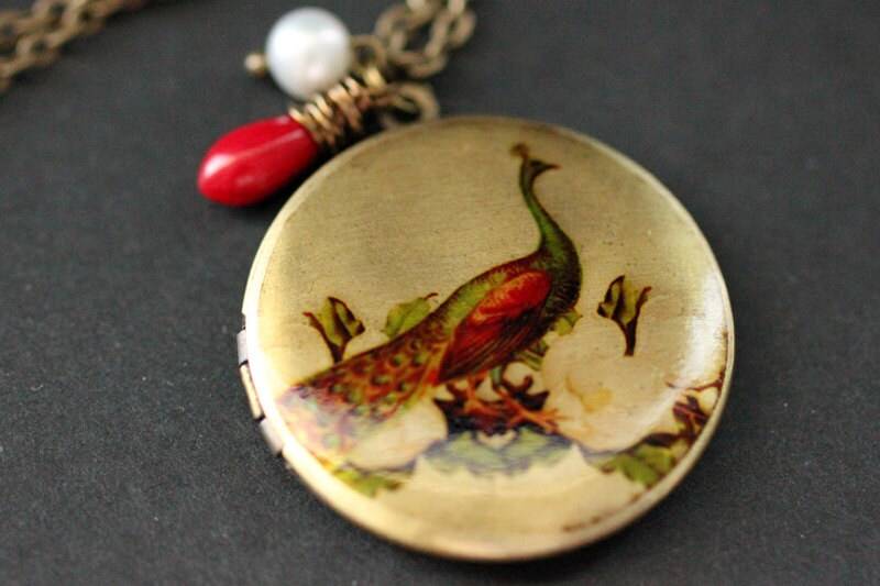 Pfau Halskette. Locket Vogel Halskette Mit Tropfen Aus Roter Koralle Und Süsswasserperle. Bronze-Medaillon. Handmade Schmuck von TheTeardropShop