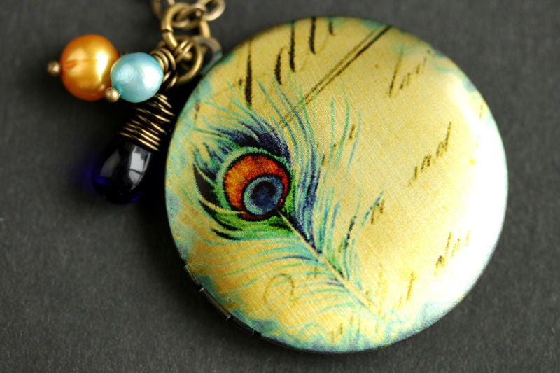 Pfauenfeder Locket Halskette. Pfau Federhalskette Mit Kobalt Blauer Träne Und Perle in Orange Aqua Blau von TheTeardropShop