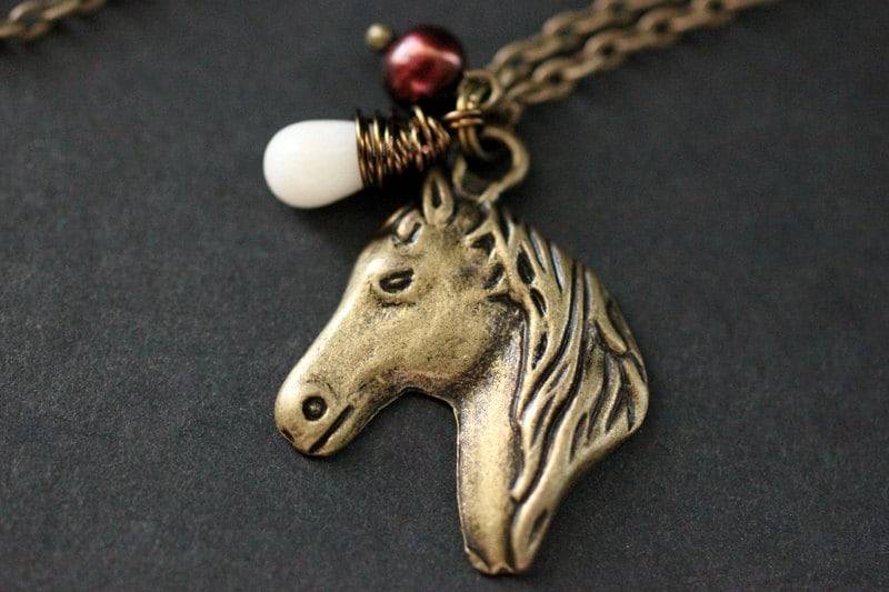 Pferd Anhänger Halskette. Halskette Mit Weißer Koralle in Tropfenform Und Brauner Perle. Braunes Bronze Kette. Handmade Schmuck von TheTeardropShop