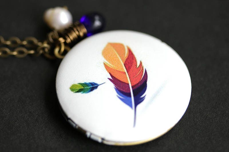 Regenbogen Feder Locket Halskette. Feder-Halskette Mit Kobalt Blau Träne Und Süßwasser Perle Anhänger. Bronze-Medaillon von TheTeardropShop