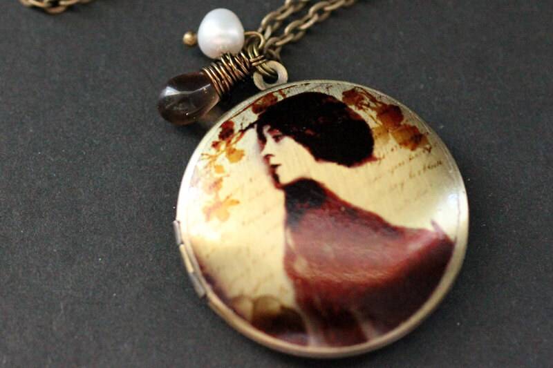 Renaissance-Frauen-Halskette. Frau Locket Halskette. Bronze Kette Mit Glastropfen Und Perle. Bronze-Medaillon. Handmade Schmuck von TheTeardropShop