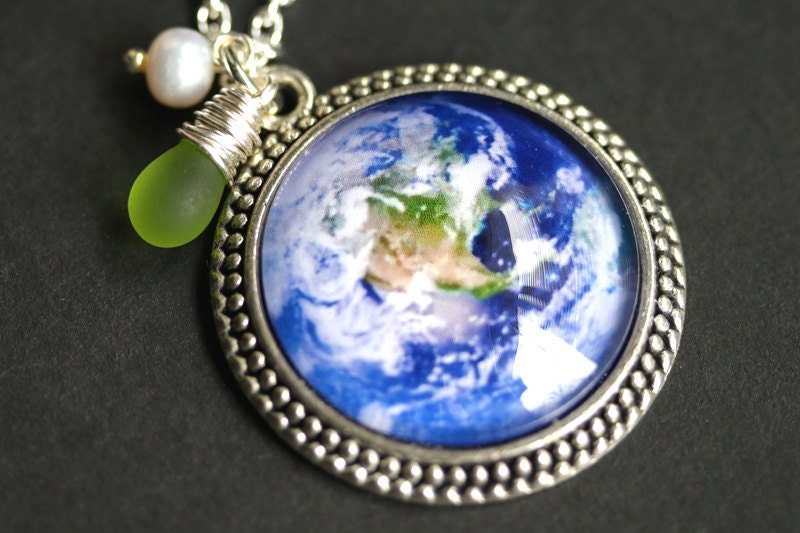 Rettet Den Planeten Halskette. Anhänger Planet Erde Mit Süsswasserperle Und Grüner Träne. Handgemachte von TheTeardropShop