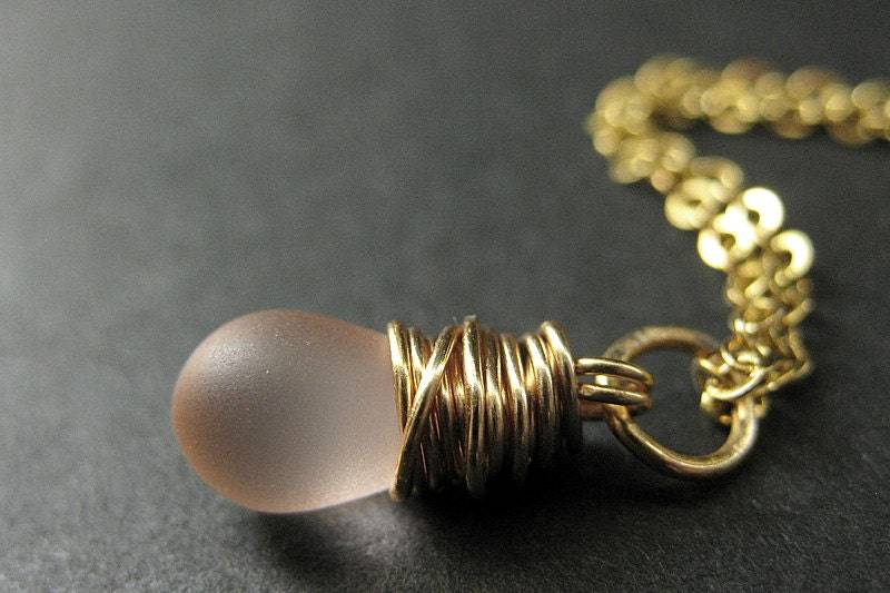 Rosa Halskette. Teardrop Halskette Wire Wrapped in Gold. Brautjungfer Schmuck. Handgemachte von TheTeardropShop