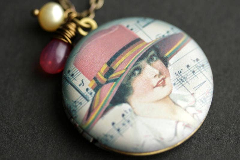 Rosa Hut Medaillon Halskette. Halskette Für Frauen Mit Pinkfarbener Träne Und Süßwasserperle. Gelb Bronze-Medaillon von TheTeardropShop