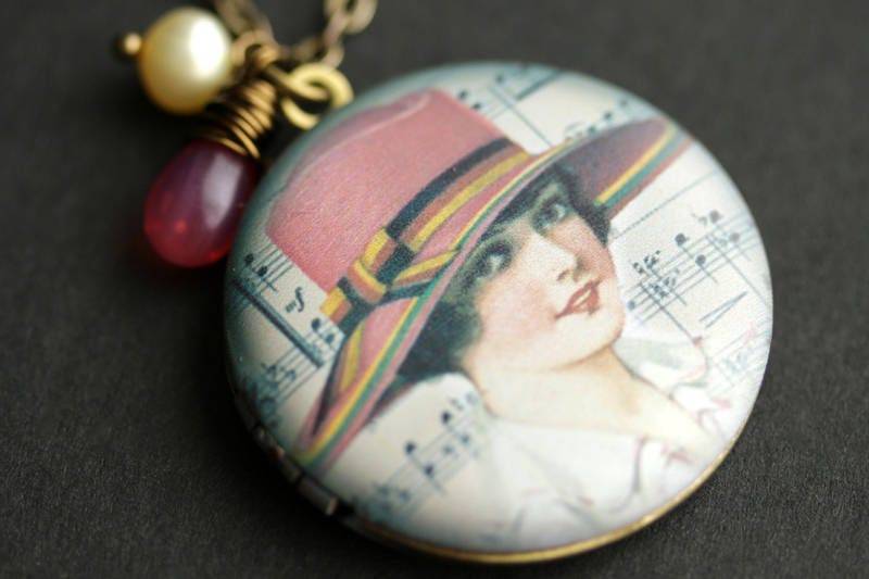 Rosa Hut Medaillon Halskette. Halskette Für Frauen Mit Pinkfarbener Träne Und Süßwasserperle. Gelb Bronze-Medaillon von TheTeardropShop