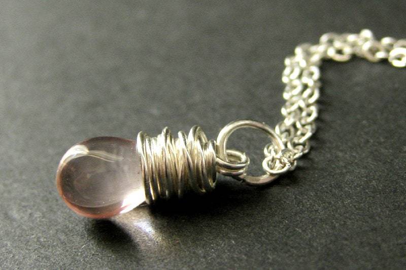 Rosa Teardrop Halskette in Silber. Brautjungfer Halskette. Draht Gewickelt Anhänger. Handmade Schmuck von TheTeardropShop
