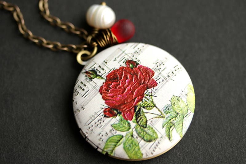 Rose Medaillon Halskette. Rote Halskette Mit Gefrosteter Roter Träne Und Süßwasserperle. Bronze-Medaillon. Handmade Schmuck von TheTeardropShop