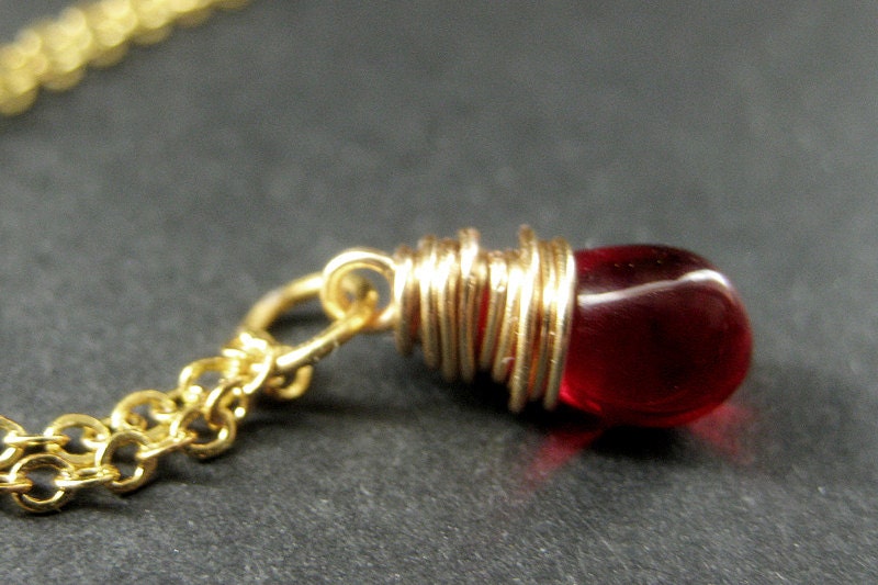 Rot Anhänger Halskette. Teardrop Halskette Wire Wrapped in Gold. Brautjungfer Schmuck. Handgemachte von TheTeardropShop
