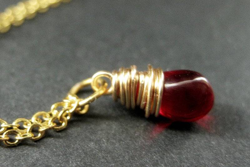 Rot Anhänger Halskette. Teardrop Halskette Wire Wrapped in Gold. Brautjungfer Schmuck. Handgemachte von TheTeardropShop