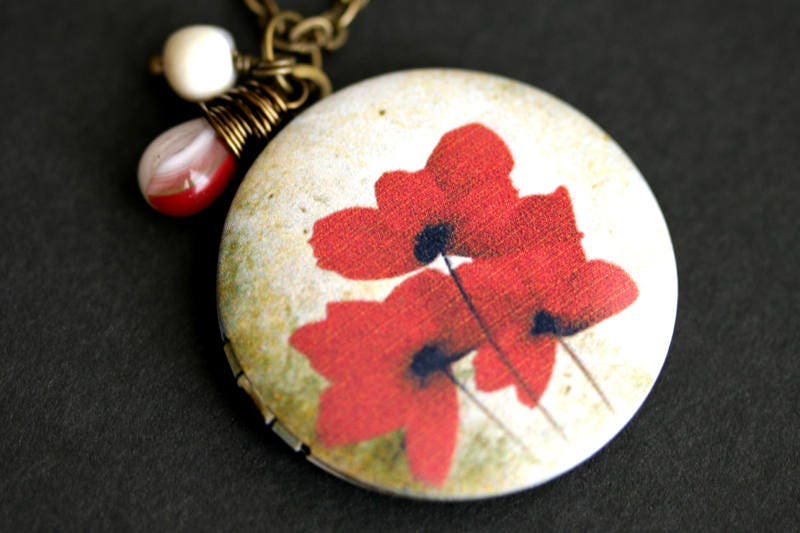 Rote Mohnblume Locket Halskette. Mohnblumen Halskette Mit Beige Und Rot Träne Süßwasser Perle Anhänger. Blumen Bronze-Medaillon von TheTeardropShop