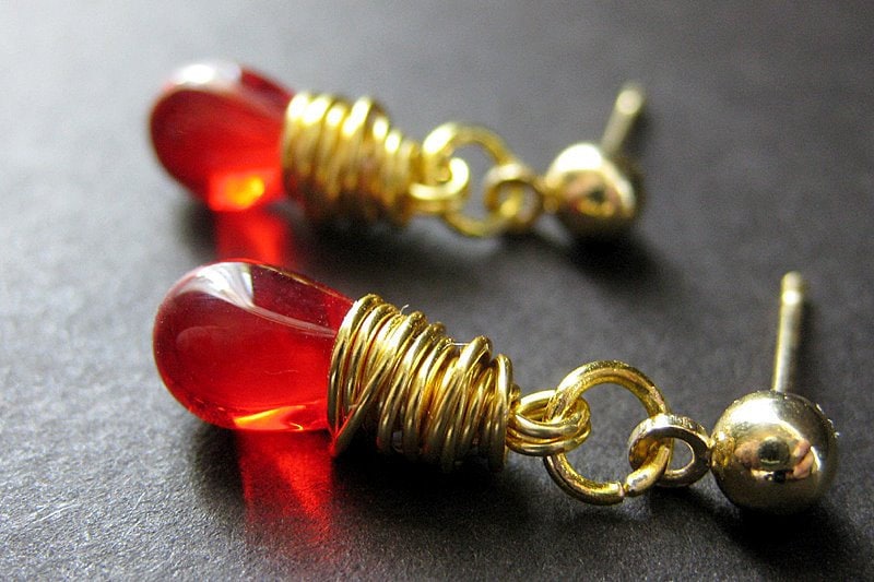 Rote Ohrringe Draht Gewickelt Crimson Red Teardrop Post Ohrringe. Handmade Schmuck von TheTeardropShop