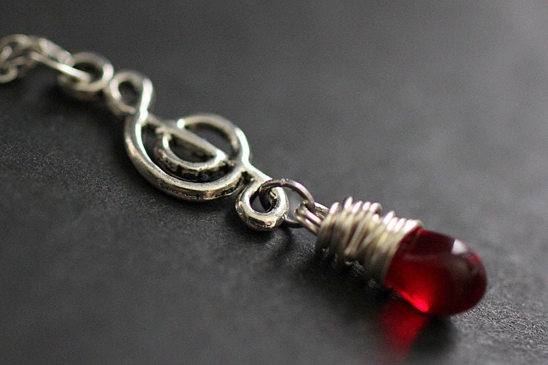 Rote Tropfen-Halskette. Musik-Halskette. Violinschlüssel Halskette. Note Halskette in Silber. Handmade Schmuck von TheTeardropShop