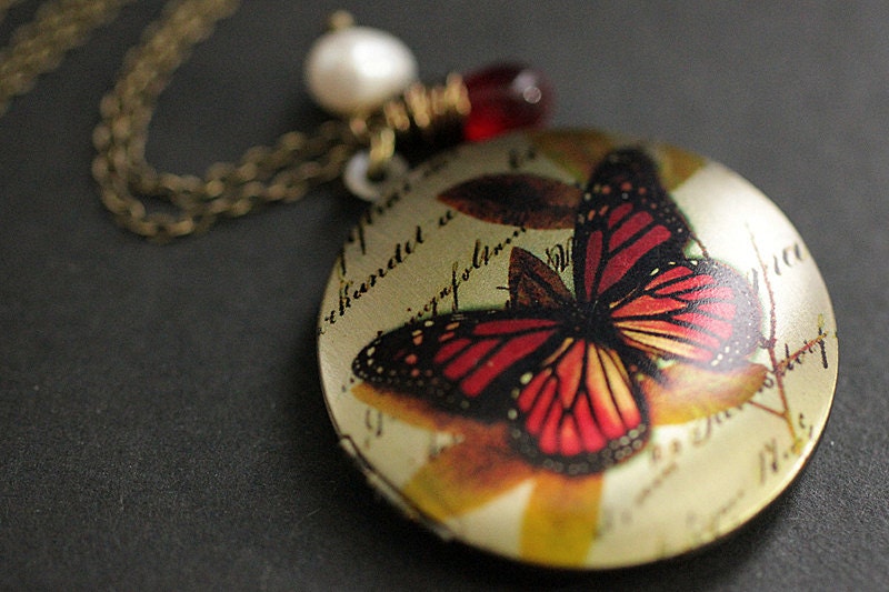 Roter Schmetterling Halskette. Medaillon Halskette Mit Rot Teardrop Und Süsswasser Perle. Handmade Schmuck von TheTeardropShop