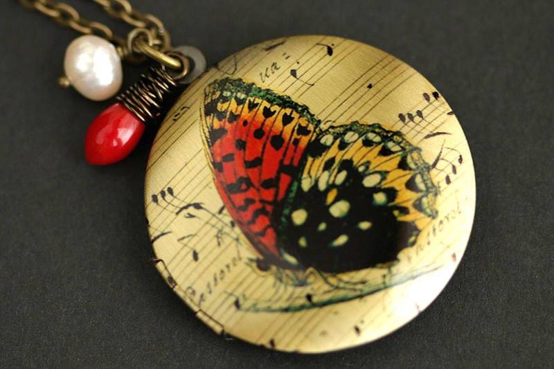 Roter Schmetterling Locket Halskette. Rot Und Gelb Halskette Mit Coral Teardrop Süsswasserperle. Bronze-Medaillon. Foto-Medaillon von TheTeardropShop